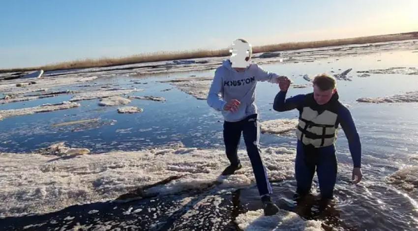 Северодвинские спасатели сняли подростка с льдины